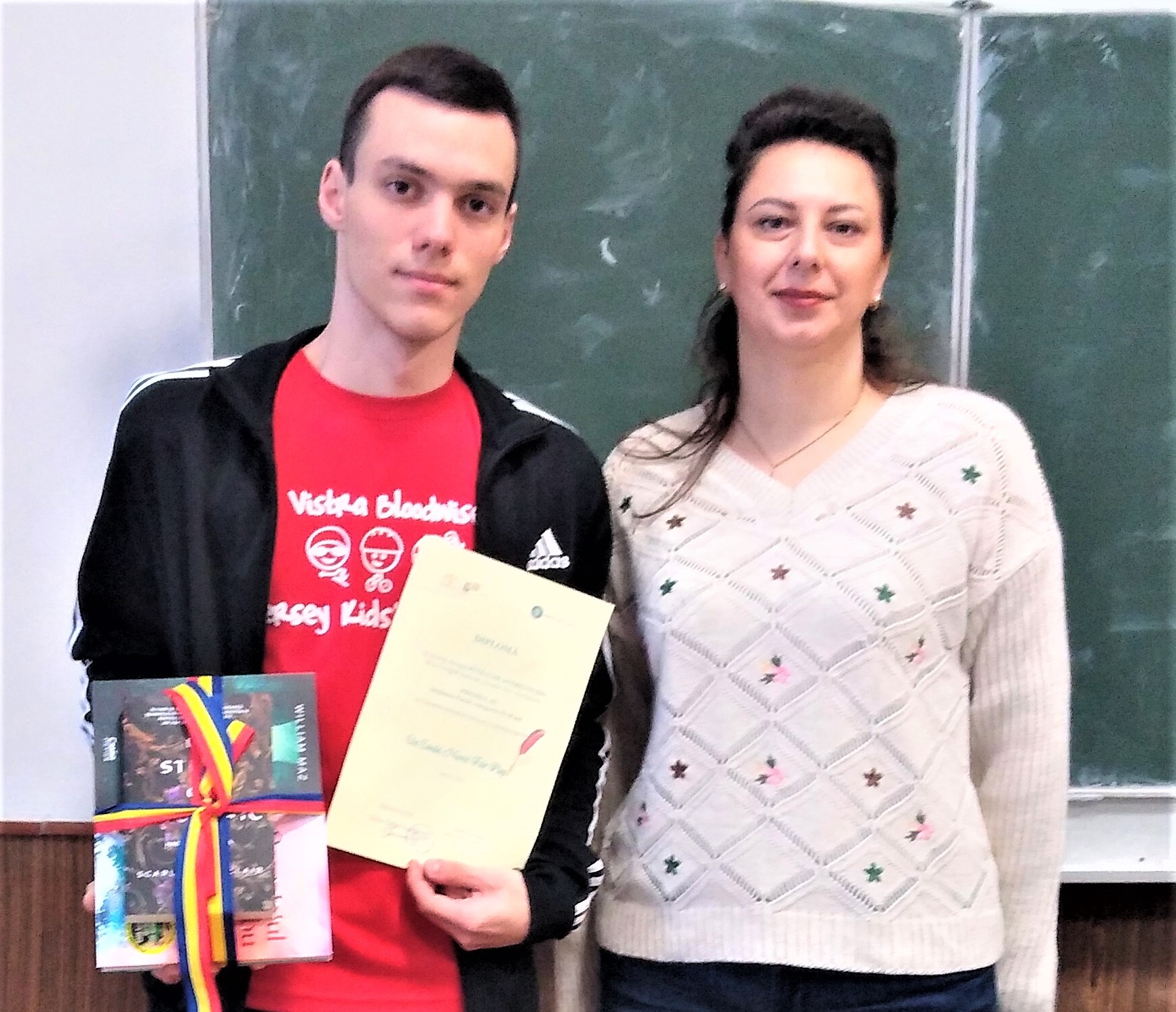 Andrei alături de îndrumătoarea sa, dna prof. Roxana Ilieș. Sursă imagine: fototeca personală Andrei Petrache