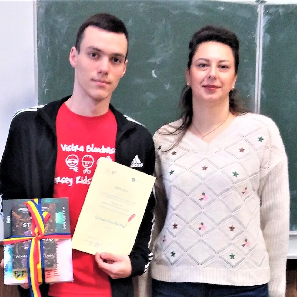 Andrei alături de îndrumătoarea sa, dna prof. Roxana Ilieș. Sursă imagine: fototeca personală Andrei Petrache