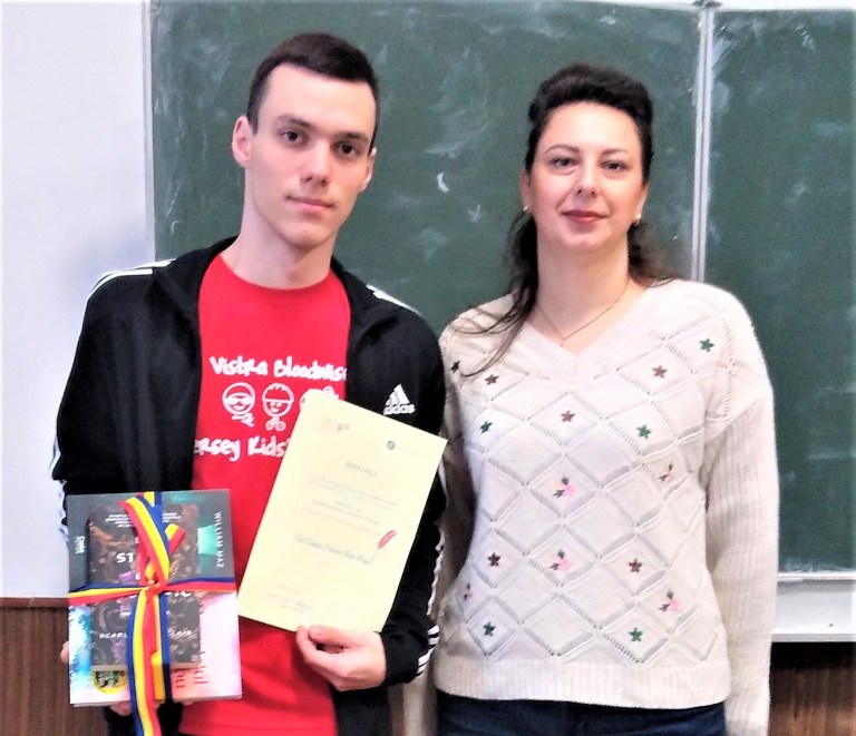 Andrei alături de îndrumătoarea sa, dna prof. Roxana Ilieș. Sursă imagine: fototeca personală Andrei Petrache